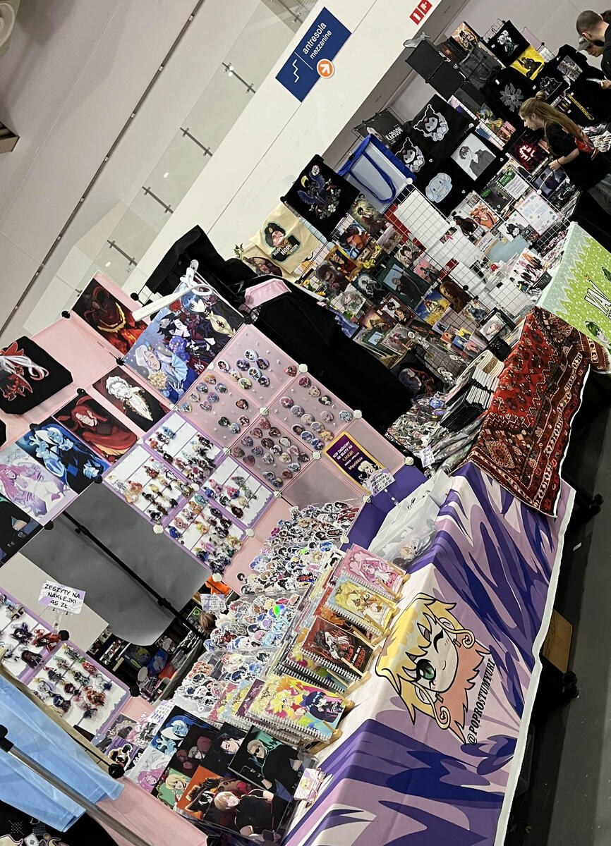 Stoisko Zisekaiowanych Artystów na Pyrkonie 2025! Niedziela